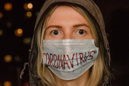 mujer coronavirus mascarilla bulos