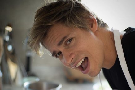 Carlos Baute cocina en casa