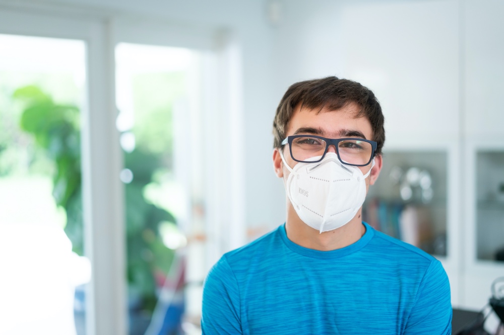 joven con mascarilla