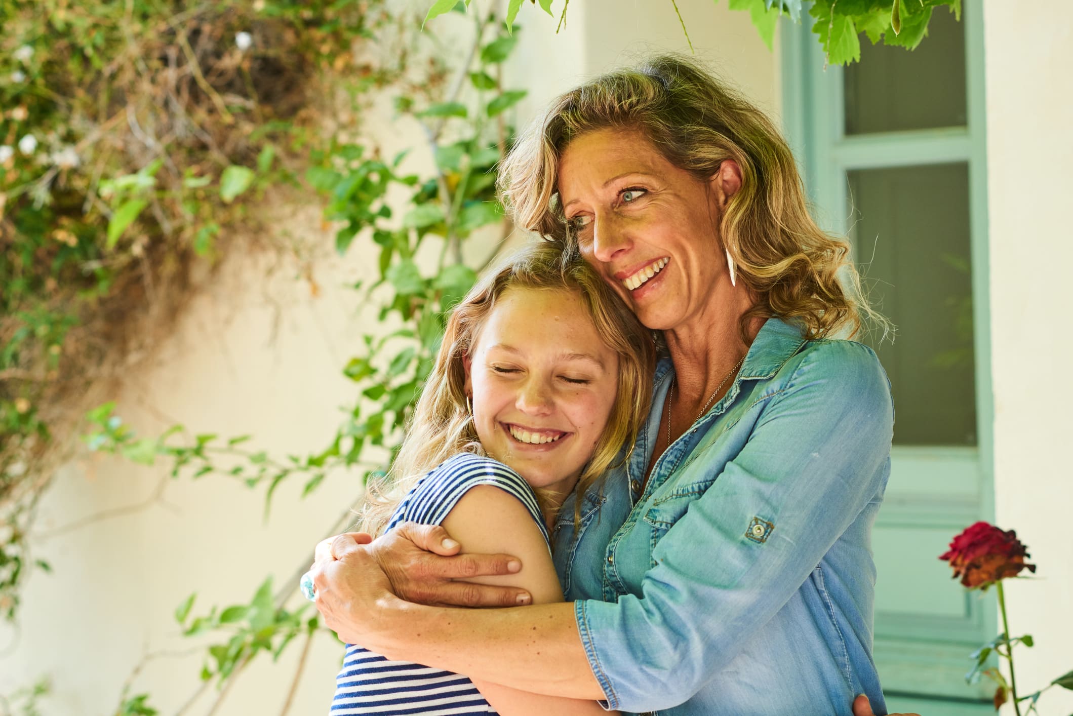 Risas entre madre e hija tras compartir una anécdota.