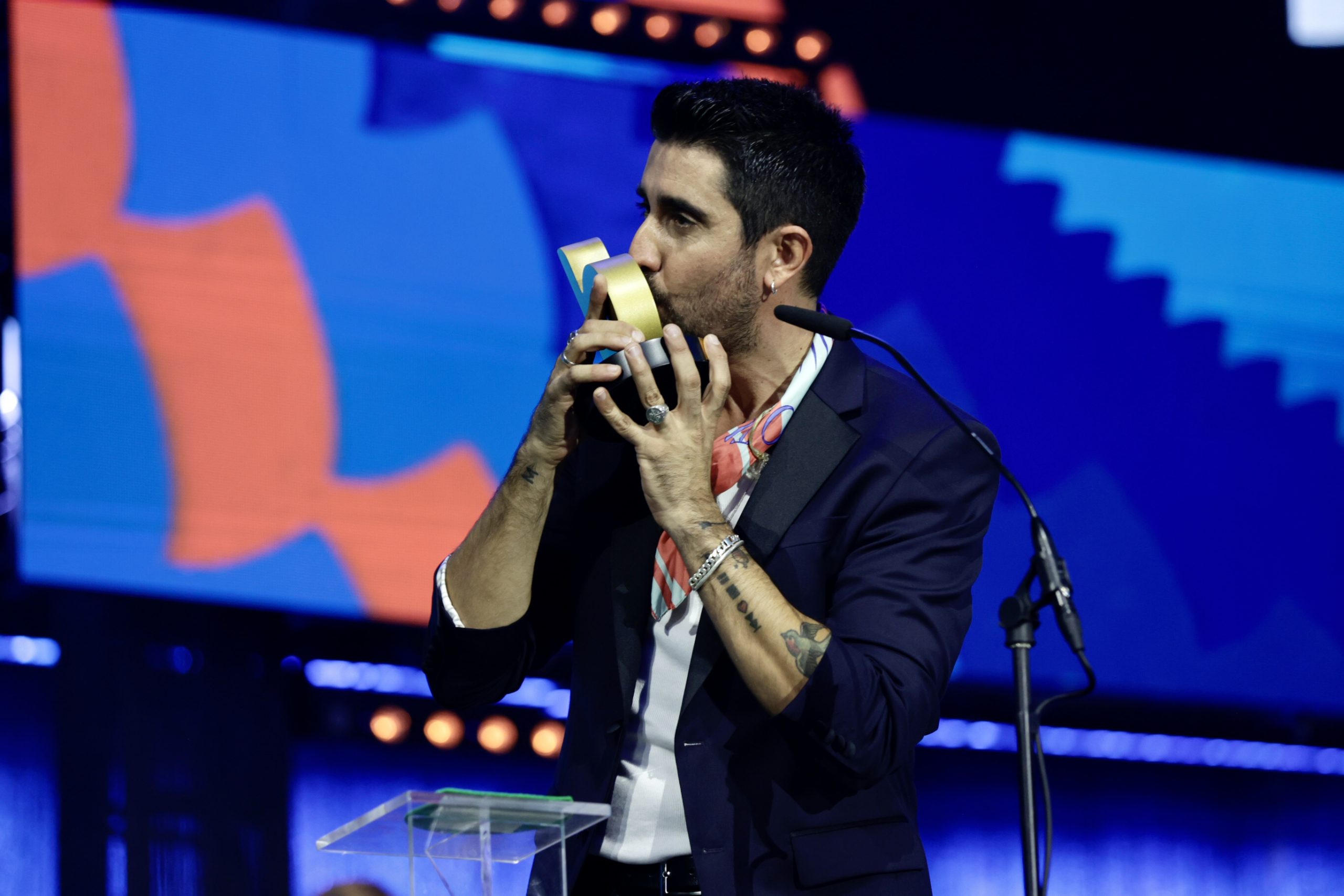 Álex Ubago besa su galardón.