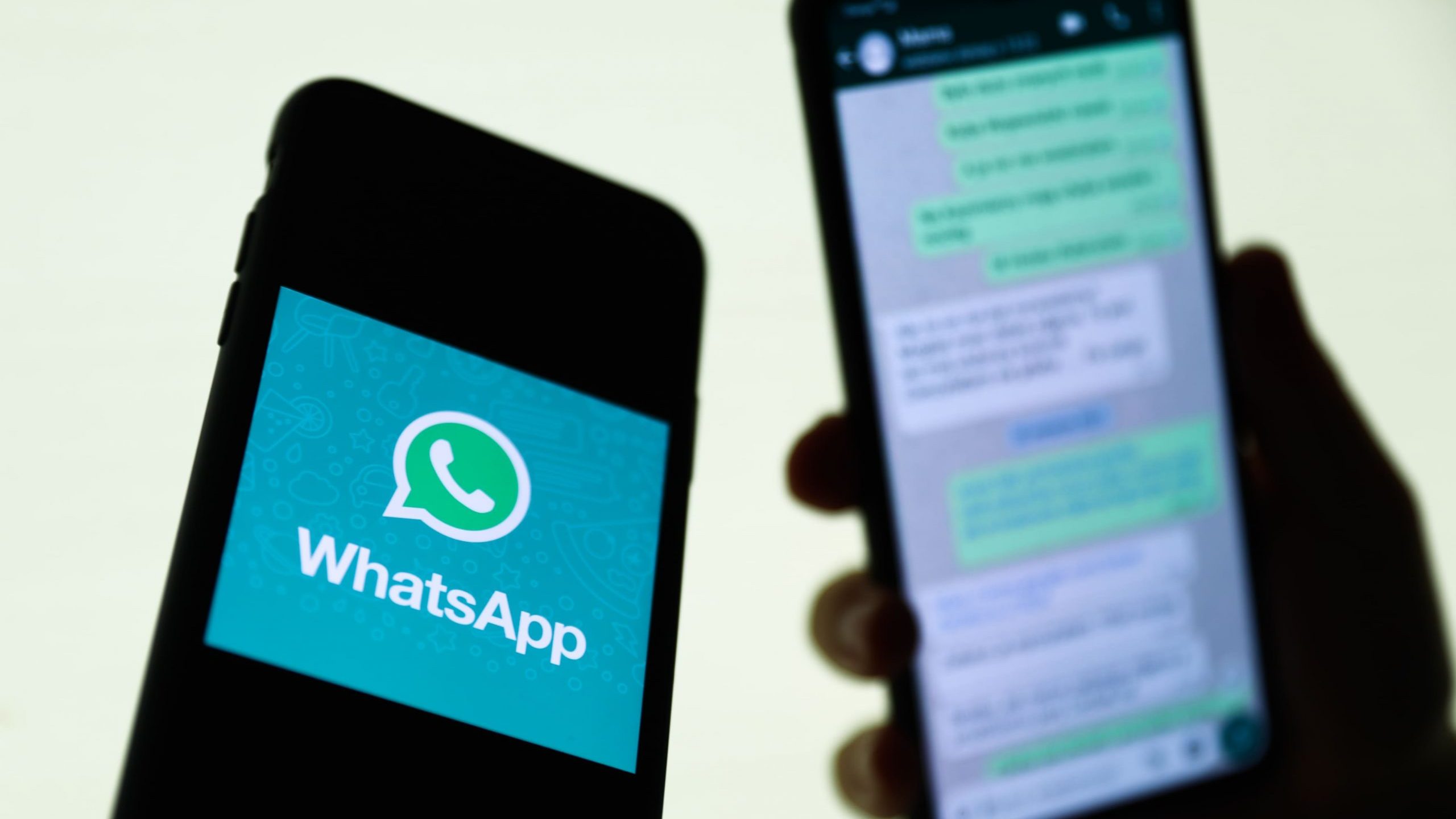Chat de WhatsApp abierto en un móvil.