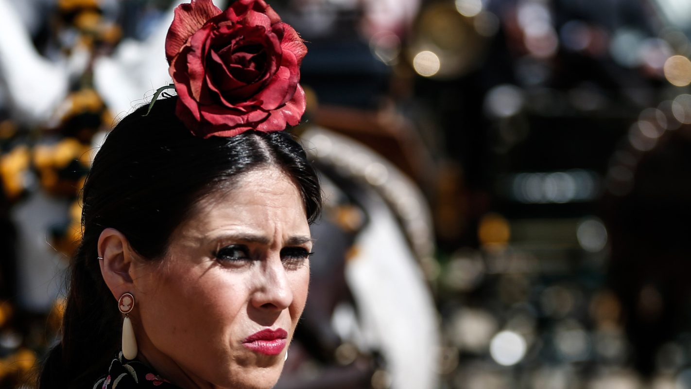 Sevillana con una flor en la cabeza.