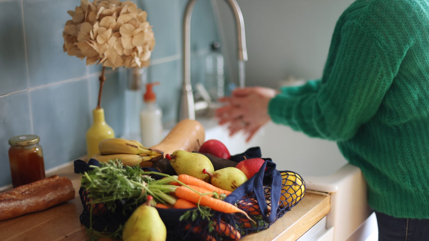 Varias piezas de frutas y verduras lavadas.
