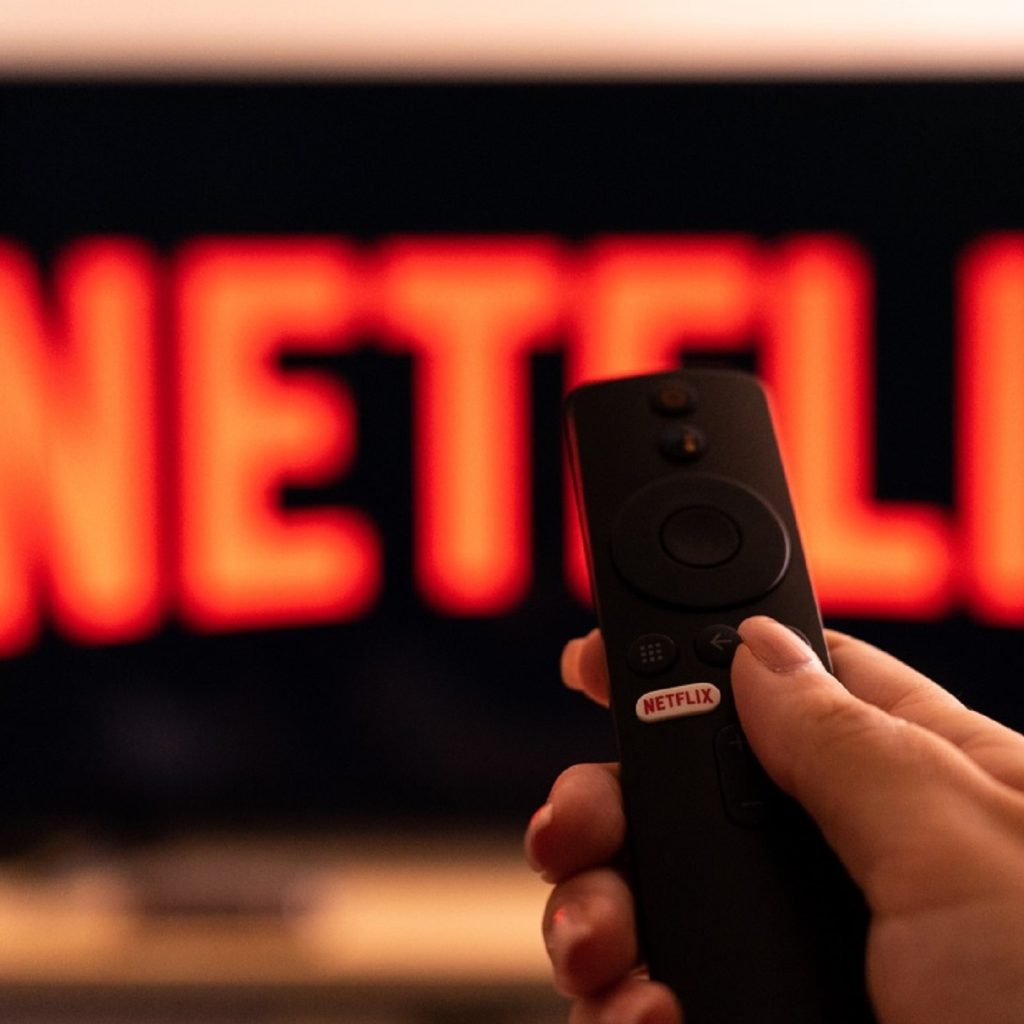 Una persona viendo en la televisión Netflix.