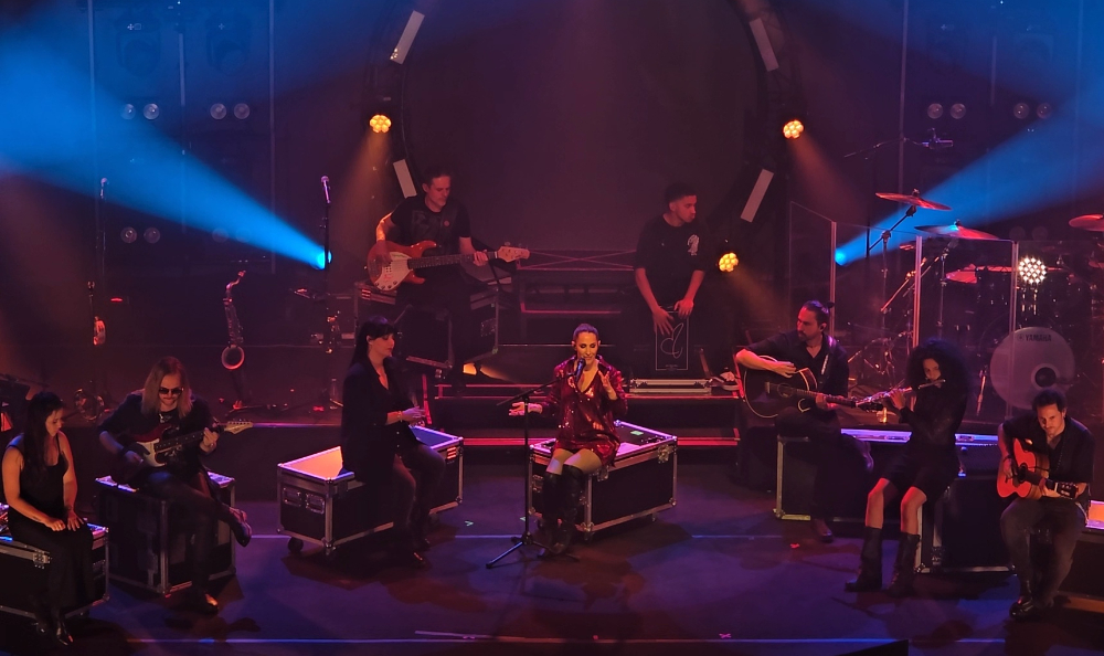 Malú junto a su banda